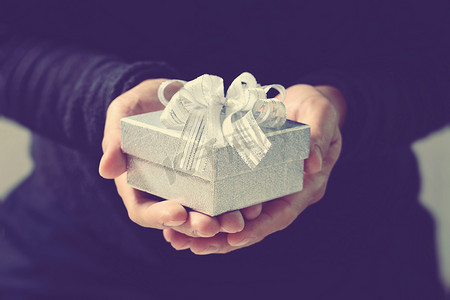 送礼，男人手拿着礼品盒，做出赠送的手势。b