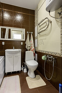洗马桶摄影照片_浴室内部的碎片、壁景马桶和洗脸盆