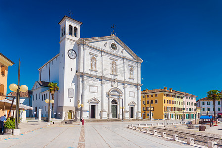 帕尔马诺瓦 - 2016年4月，意大利：帕尔马诺瓦大教堂（Duomo Dogale），堡垒镇中心广场，弗留利威尼斯朱利亚地区热门旅游目的地
