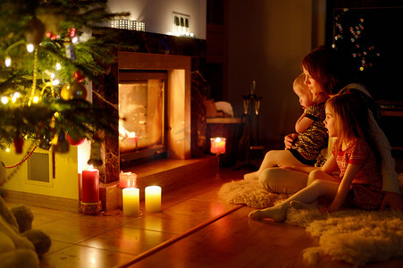 圣诞节在壁炉旁的幸福家庭