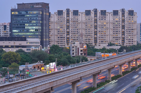 印度新德里，2020 年。空中拍摄的新德里 NCR、古鲁格拉姆、诺伊达市区快速地铁轨道。