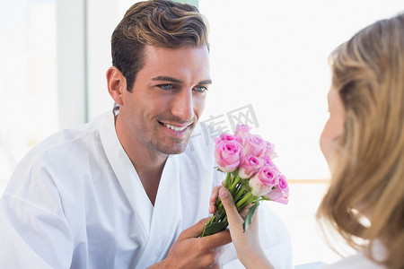 送花的男人摄影照片_一个男人给女人送花的特写