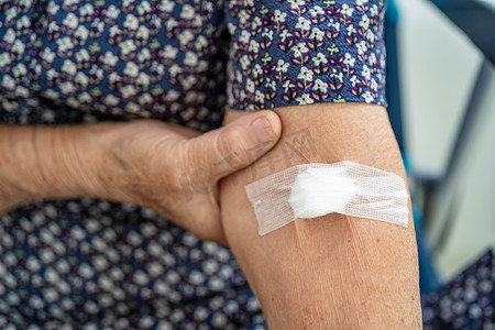 亚洲年长或年长的老妇人妇女患者在每年进行身体健康检查的抽血测试后显示棉绒止血，以检查胆固醇、血压和血糖水平。