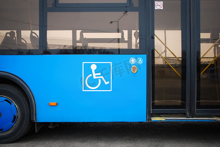 公交车门旁边的残疾人和老年人图标