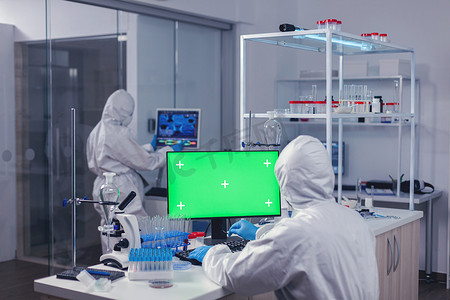实验室和医务人员中带绿屏的计算机
