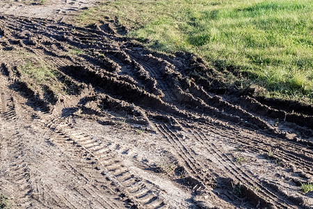 乡间小路和泥泞的车辆痕迹
