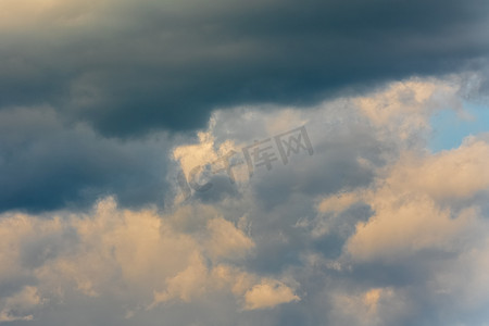 气象背景摄影照片_自然气象背景：令人惊叹的夏季云景