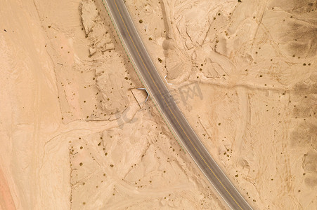 公路摄影照片_干旱土地，侵蚀地形，有公路交叉口。