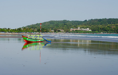 东南亚人摄影照片_庞岸达兰冲浪海滩低潮中的渔民支腿船