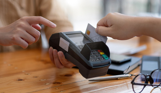 亚洲客户使用信用卡与 EDC 刷卡支付、使用信用卡概念购物的特写镜头
