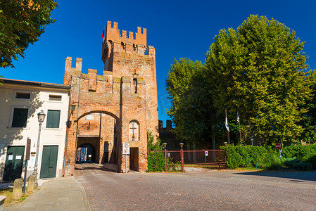 Montagnana - 2017 年 8 月，意大利：有城门的老塔。 