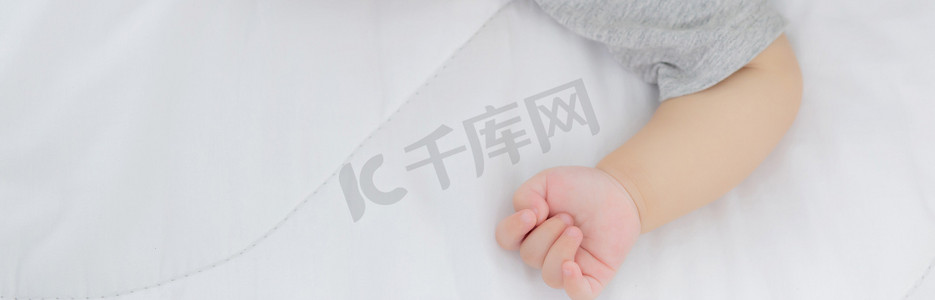 睡在家里卧室床上的亚洲小女婴的肖像，新生儿在舒适和放松的情况下打盹，睡前的婴儿纯真，快乐的幼儿可爱，孩子的成长和情感，在室内。