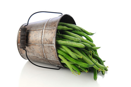 垂直农业摄影照片_质朴桶中的青豆