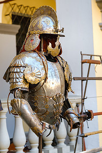 战士背景摄影照片_古代骑士盔甲的零件。中世纪的概念。金属质感