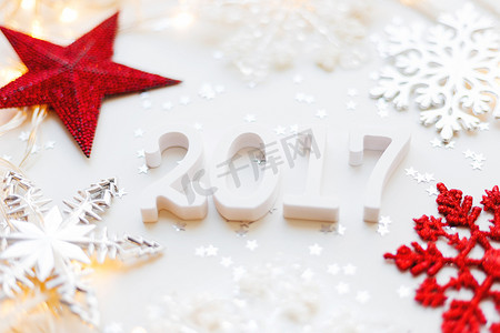 新年 2017 年背景与星星五彩纸屑、 红色和银色雪花。