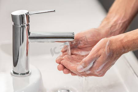 用肥皂男洗手以预防冠状病毒，卫生以阻止冠状病毒传播