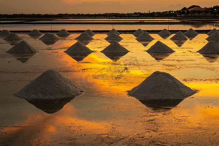 晚上盐田里的盐 在运到商店之前将盐铲入堆中。