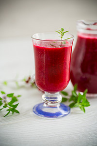 鲜榨浓稠的天然果汁，在醒酒器中加入成熟的红色荚莲果肉