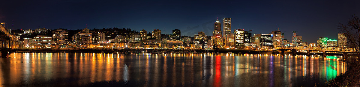 滨水摄影照片_波特兰城市天际线夜景全景