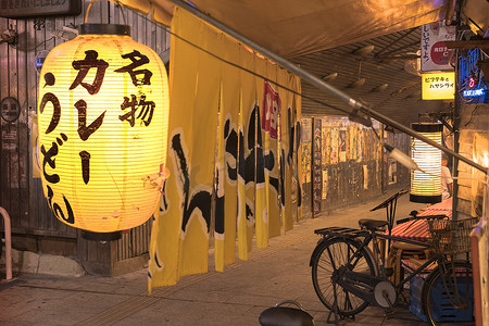 传统复古黄米纸灯笼的夜景
