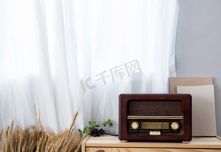 木柜动图摄影照片_木柜上有架子的老式收音机