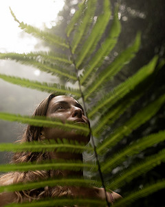 丛林背景摄影照片_丛林背景上的妇女肖像。