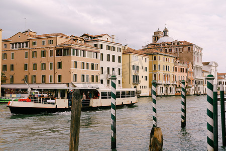 意大利威尼斯 — 2019年10月4日：Vaporetto — 河上电车、穿梭船、威尼斯岛屿部分的主要交通工具。