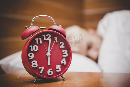 手红色摄影照片_早上的红色闹钟，准时起床去上班。