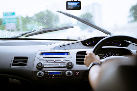 行车安全摄影照片_雨天安全行车，控制速度和安全距离