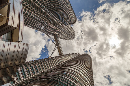 吉隆坡，马来西亚-CIRCA 2017：KLCC 或双子塔的景观，也称为双子塔，是吉隆坡的双子摩天大楼。