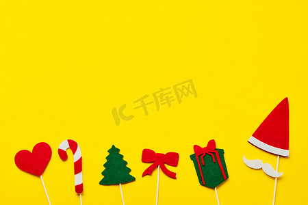 亮黄色背景上的圣诞棒服装道具。