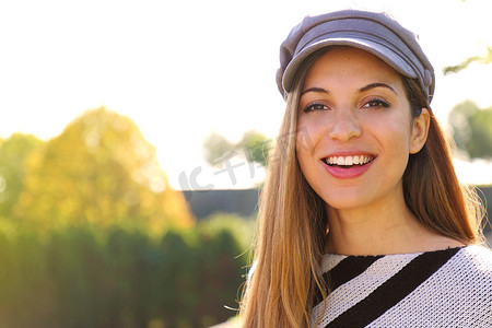 秋天季节在公园里戴帽子的年轻时尚女人的特写。