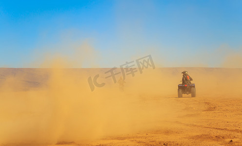 游客在摩洛哥沙漠尖端驾驶四轮驱动车