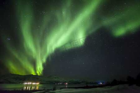 极光免扣PNG图摄影照片_山上强烈明亮的绿色极光北极光