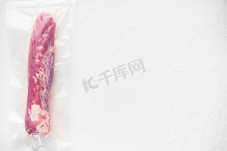 肉制品猪里脊肉真空包装，白石背景，顶视图平躺，带复制空间和文本空间