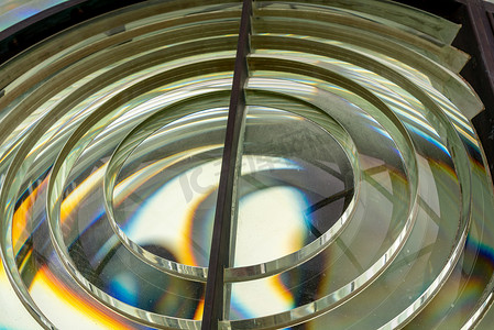 灯塔光束摄影照片_灯塔中菲涅耳玻璃透镜的特写，用于集中光束