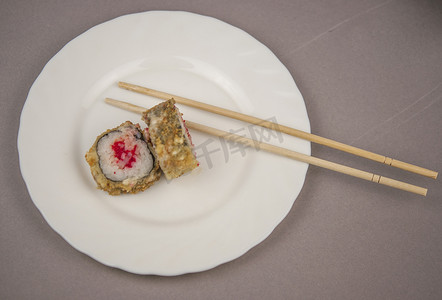 三文鱼和虾天妇罗寿司卷