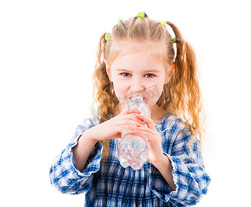 蓝色的矿泉水瓶子摄影照片_小女孩从瓶子里喝矿泉水