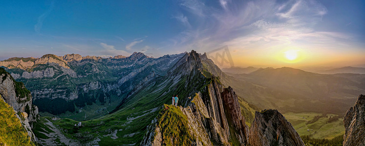 Schaefler Altenalptuerme mountain ridge swiss Alpstein, Appenzell Innerrhoden Switzerland, 瑞士阿彭策尔阿尔卑斯山脉雄伟舍夫勒峰的陡峭山脊