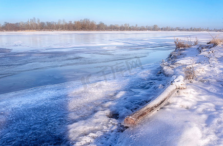 基辅摄影照片_第聂伯河上的冰水和冰