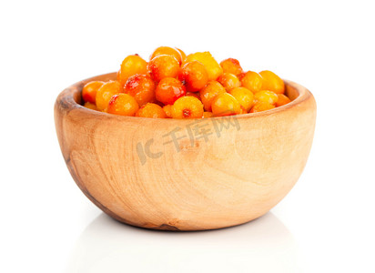 木碗中的新鲜沙棘浆果