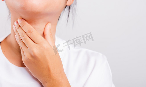 亚洲美女喉咙痛或甲状腺问题她 u