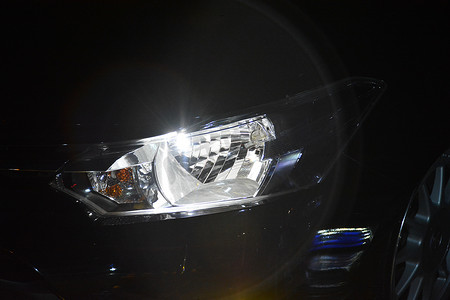 丰田威驰车头灯在皮萨岛帕赛举行的 Bumper to Bumper 汽车展上
