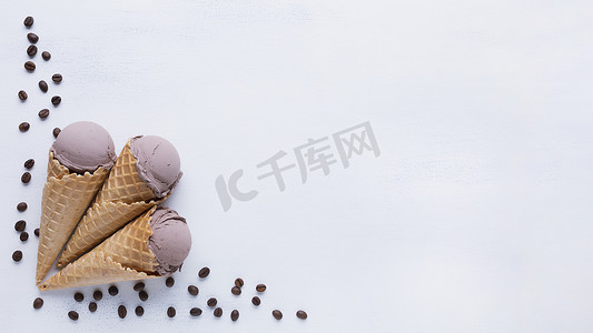 巧克力冰淇淋甜筒白色背景。
