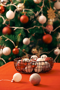 圣诞装饰品和红色和金色物品，用于模拟模板设计。从上面查看