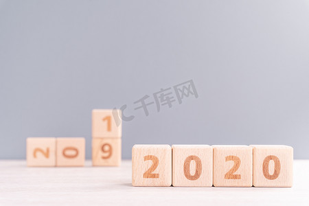 摘要 2020、2019 新年目标计划设计理念 — 木桌上的木块立方体和柔和的蓝色背景，特写，空白复制空间。