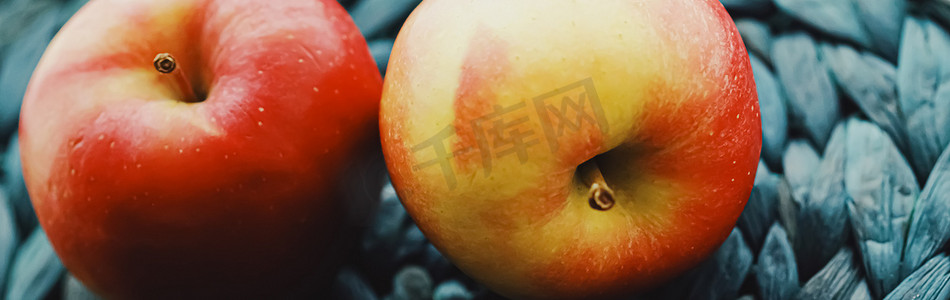 水果品牌摄影照片_两个新鲜成熟的小苹果、水果和有机食品