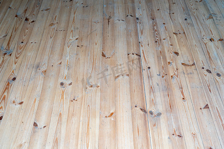 浅色木地板。