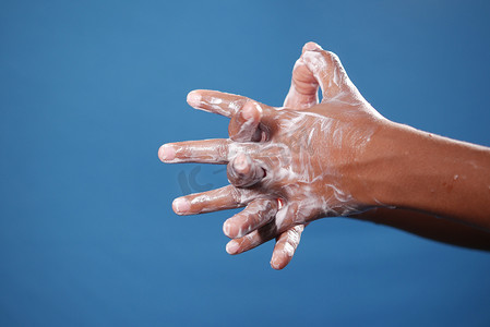 蓝色背景中用肥皂洗手的四四方方的儿童