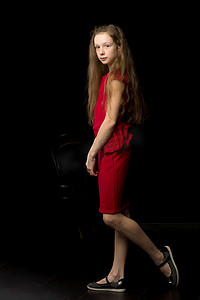 穿着红色连衣裙和黑色鞋子的长头发的漂亮女孩